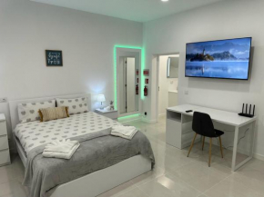 Funchal-Studio-Sleeps4-FreeParking-SeaView